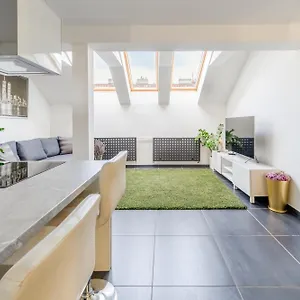 https://stylish-duplex-flat-in-old-town.praguehotelsweb.com